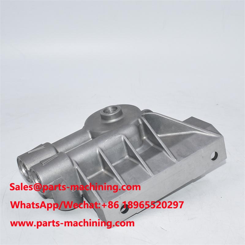 RE504563 Oil Filter Head